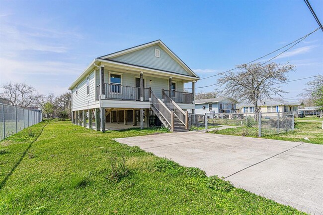 922 7th St in San Leon, TX - Building Photo - Building Photo
