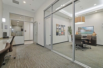 Aviara in Mercer Island, WA - Foto de edificio - Building Photo