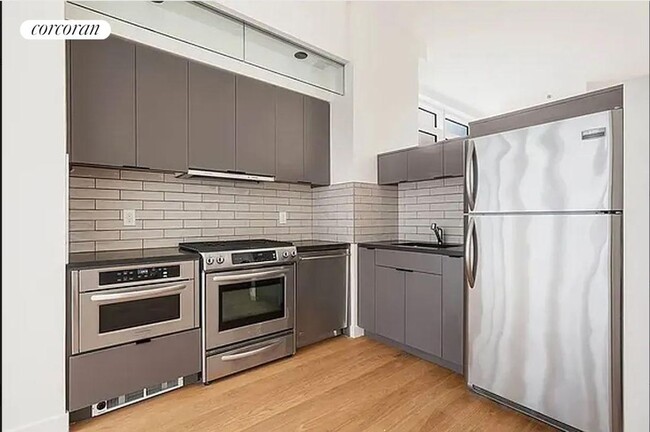 306 W 48th St in New York, NY - Building Photo - Building Photo