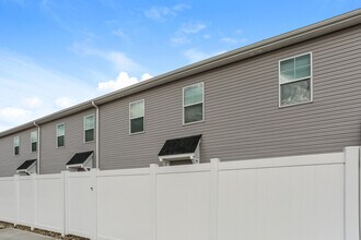 105 Dogwood Village Trl, Unit Unit C in Mooresville, NC - Building Photo - Building Photo