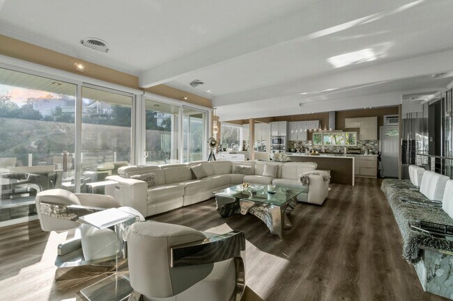 1737 Sunset Plaza Dr in Los Angeles, CA - Building Photo - Building Photo
