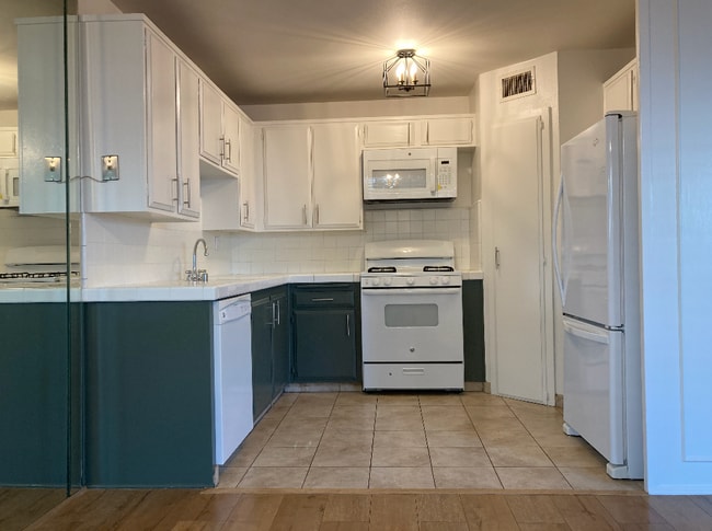 18619 Collins St, Unit F15 in Tarzana, CA - Building Photo - Building Photo