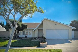 914 W Alton Ave in Santa Ana, CA - Building Photo