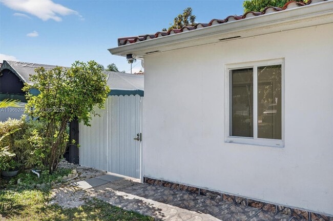 7320 S Waterway Dr in Miami, FL - Building Photo - Building Photo