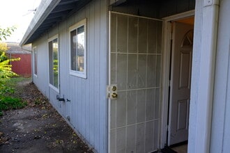 118 W Beverly Pl, Unit B in Tracy, CA - Building Photo - Building Photo