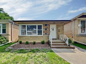 5715 N Nagle Ave in Chicago, IL - Building Photo