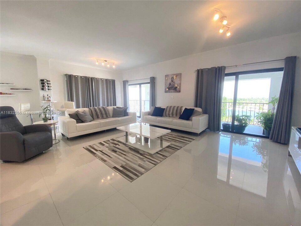 5415 Collins Ave in Miami Beach, FL - Building Photo