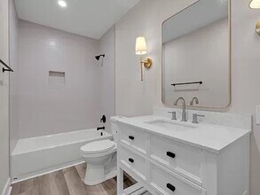 2034 Harold Ct in Tallahassee, FL - Foto de edificio - Building Photo