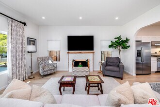 10728 Rochester Ave in Los Angeles, CA - Building Photo - Building Photo