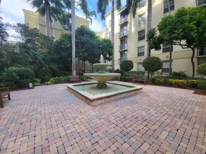 651 Okeechobee Blvd, Unit Penthouse 1204 PH-302 in West Palm Beach, FL - Foto de edificio - Building Photo