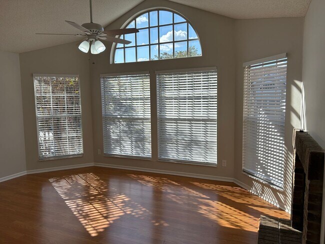 Centrally located Hidden Springs is the place to be! in Altamonte Springs, FL - Foto de edificio - Building Photo