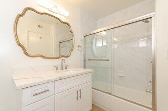 8040 W 83rd St in Playa Del Rey, CA - Foto de edificio - Building Photo