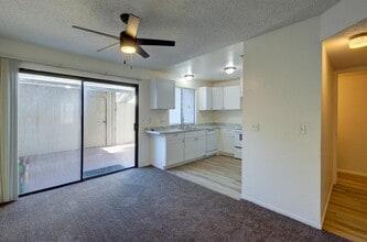 4676 E Alamos Ave in Fresno, CA - Foto de edificio - Building Photo