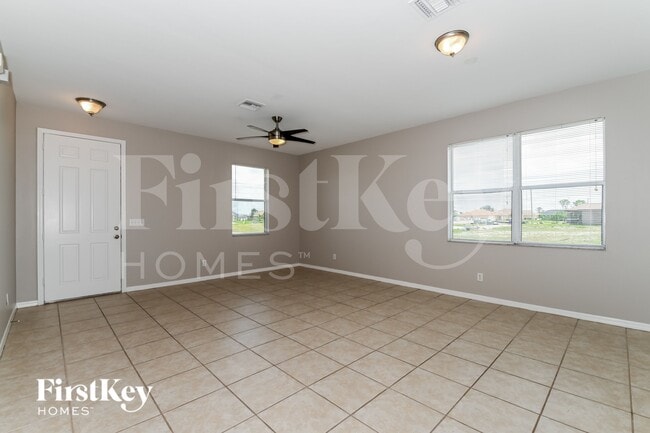 1325 NW 20th Ct in Cape Coral, FL - Foto de edificio - Building Photo