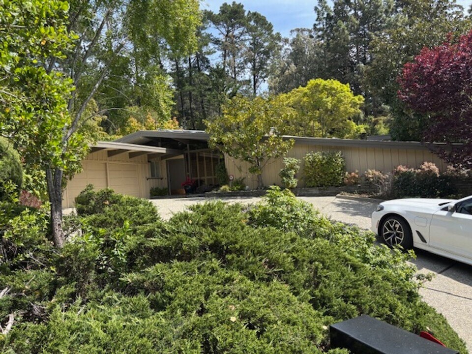 5470 Fernhoff Rd in Oakland, CA - Building Photo