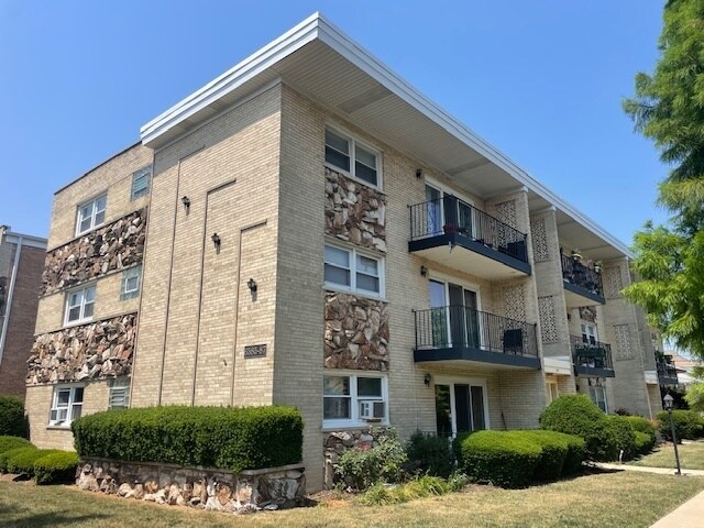 6587 N Northwest Hwy in Chicago, IL - Building Photo