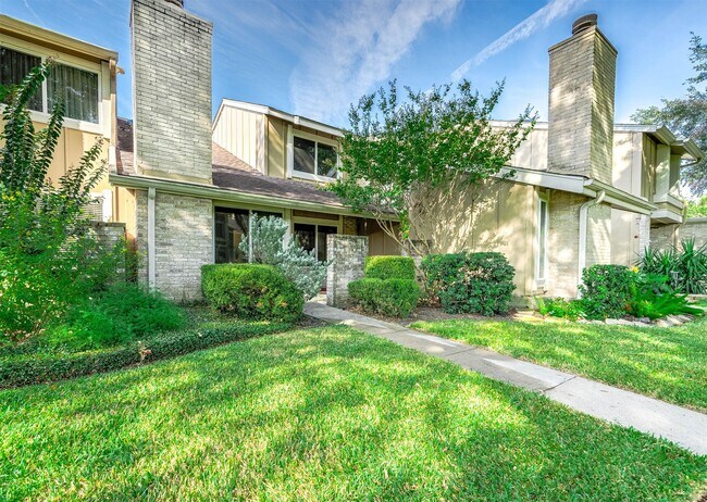 11609 Village Pl Dr in Houston, TX - Building Photo - Building Photo