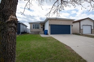 868 Kernaghan Ave in Winnipeg, MB - Building Photo