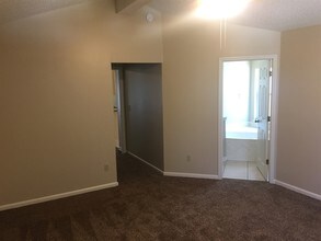 8216 Leafcrest Dr in Jacksonville, FL - Building Photo - Building Photo