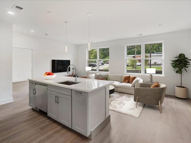 Madison Mall on Main Luxury Apartments in Madison, NJ - Building Photo - Building Photo