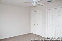 13607 Woodstone Way in San Antonio, TX - Foto de edificio - Building Photo