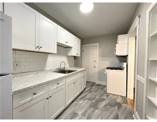 15 Huss Ct-Unit -102 in Lynn, MA - Foto de edificio - Building Photo