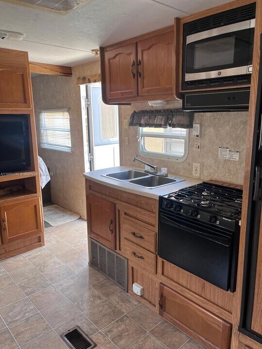 633 NW 1st St in Homestead, FL - Building Photo