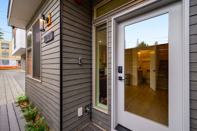 823 NE 70th St in Seattle, WA - Building Photo - Building Photo