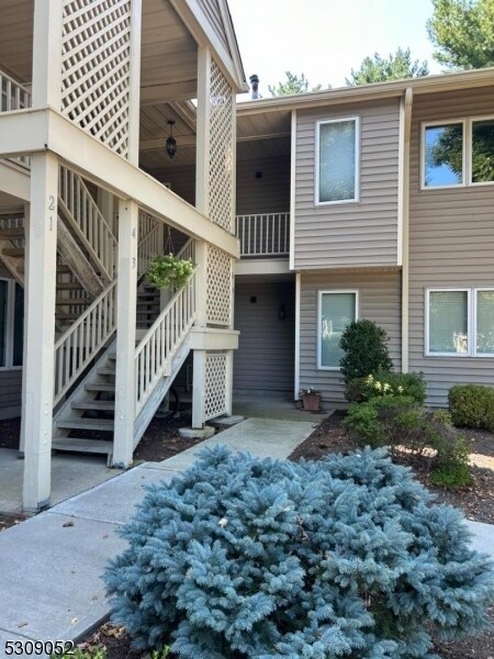 6 Augusta Dr in Clinton Township, NJ - Building Photo