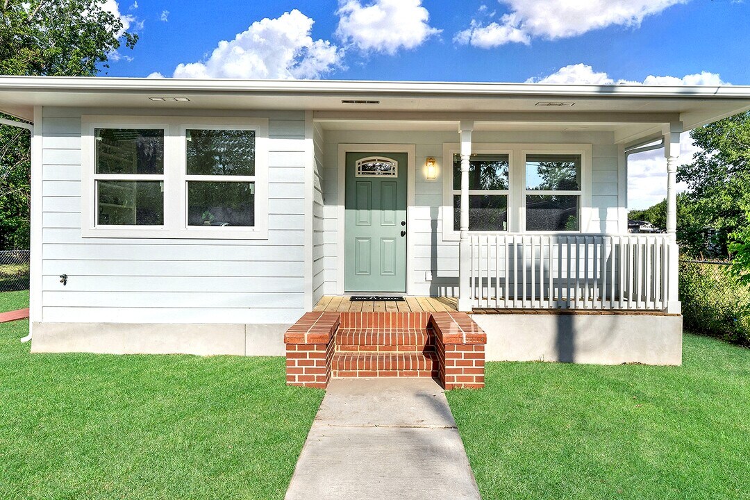 908 Liberty Ave in Seguin, TX - Building Photo