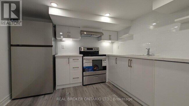 1150 Woodbine Ave in Toronto, ON - Building Photo - Building Photo