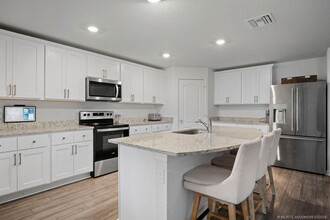 414 SW Dahled Ave in Port St. Lucie, FL - Foto de edificio - Building Photo