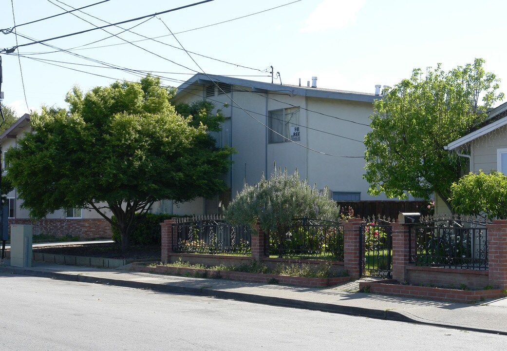 70 Buckingham Ave in Redwood City, CA - Foto de edificio