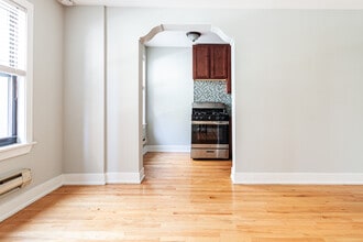 435 W Roscoe St, Unit 4 in Chicago, IL - Foto de edificio - Building Photo