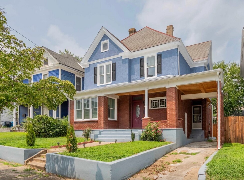 705 Marshall Ave SW, Unit Apt B in Roanoke, VA - Foto de edificio