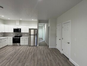 8673 Charles Rd NE, Unit B in Moses Lake, WA - Building Photo - Building Photo