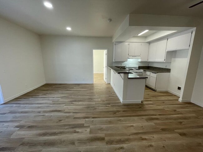 11459 Collins St in Los Angeles, CA - Building Photo - Building Photo