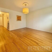 This is a spacious, bright, and sunny 1 bedroom apartment located on one of South Slope/ Greenwood's, Unit 1 in Brooklyn, NY - Foto de edificio - Building Photo