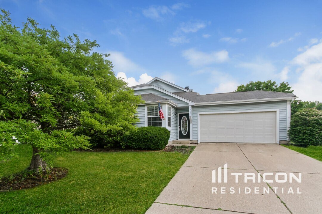 7943 Cardinal Cove W in Indianapolis, IN - Foto de edificio