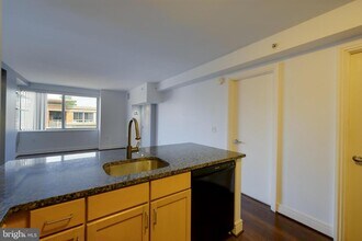 800 4th St SW in Washington, DC - Building Photo - Building Photo