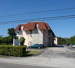 The Oaks in Miami, FL - Building Photo - Building Photo