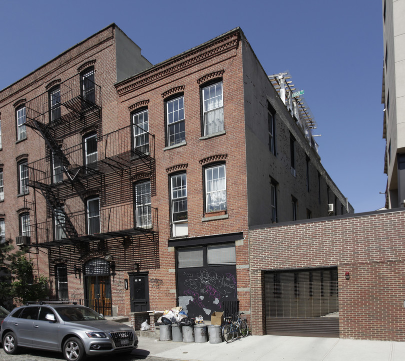 26 Tiffany Pl in Brooklyn, NY - Building Photo