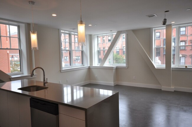 663 Massachusetts Ave, Unit 2 in Boston, MA - Building Photo - Building Photo