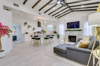 774 NW 49th St in Miami, FL - Foto de edificio - Building Photo