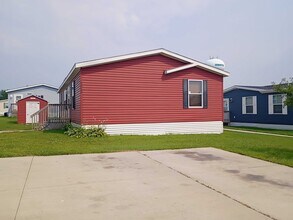 2010 Peregrine Ave NW in Stewartville, MN - Foto de edificio - Building Photo