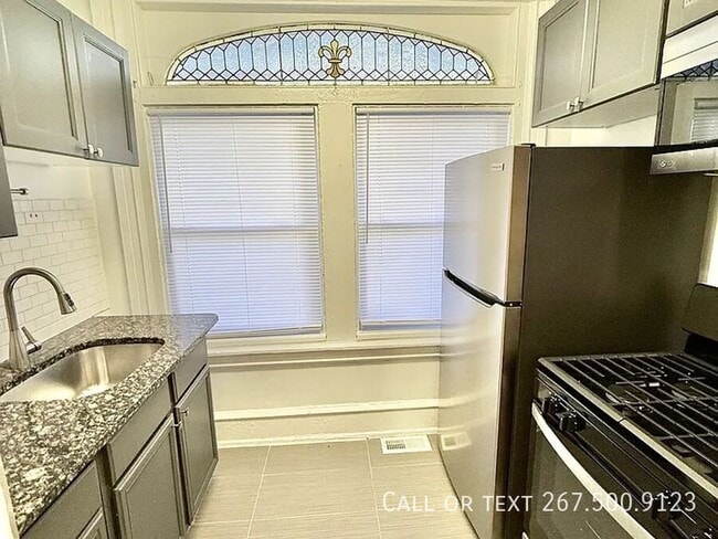 236 Buckingham Pl in Philadelphia, PA - Building Photo - Building Photo