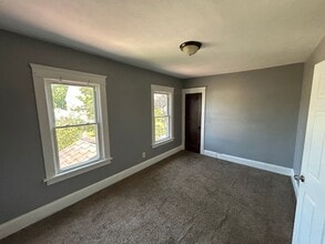 4864 E 84th St in Garfield Heights, OH - Foto de edificio - Building Photo