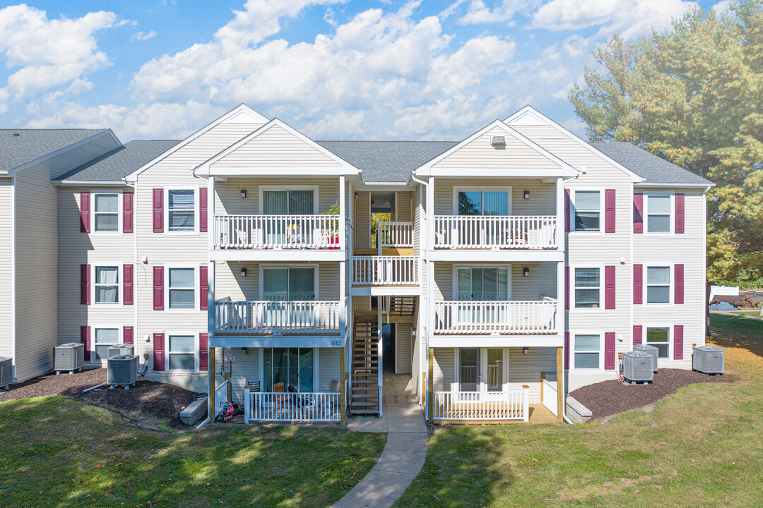 Pine Woods Apartments in Springfield, IL - Building Photo