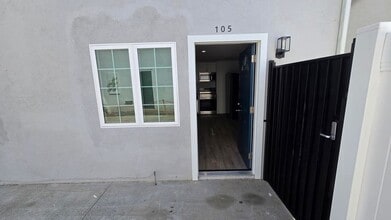 988 El Camino Dr in Costa Mesa, CA - Foto de edificio - Building Photo