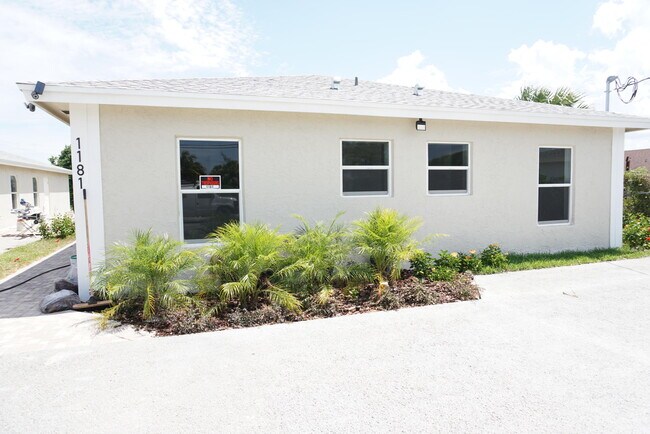 1181 W 28th St in Riviera Beach, FL - Foto de edificio - Building Photo
